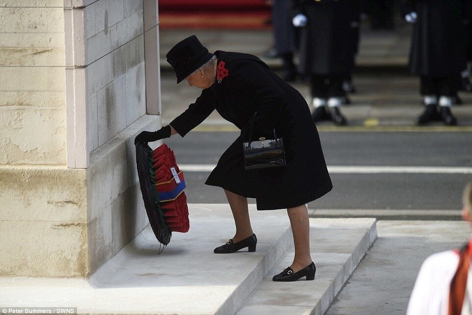 Англия скорбит: Елизавета II и Кейт Мидлтон надели траур. Эмоциональные фото
