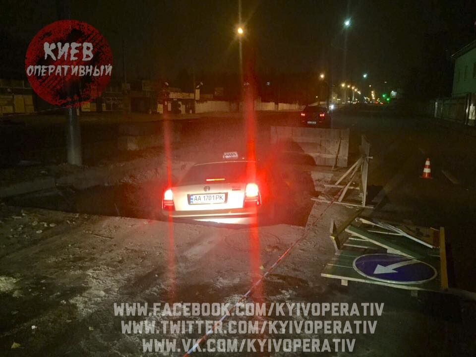 В Киеве такси на огромной скорости влетело в яму на дороге: есть пострадавшая. Опубликованы фото