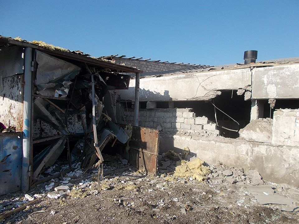 Работает ствольная артиллерия: опубликованы фото Тоненького после обстрела террористов