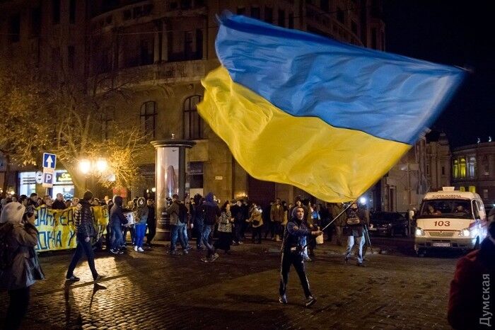 Футбольные фанаты со всей Украины прошлись по Одессе маршем единства - фотофакт