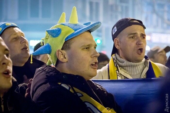 Футбольные фанаты со всей Украины прошлись по Одессе маршем единства - фотофакт