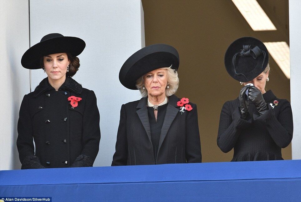 Англия скорбит: Елизавета II и Кейт Мидлтон надели траур. Эмоциональные фото