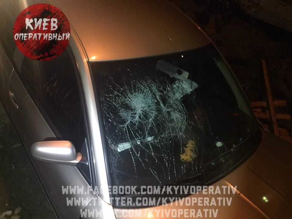 В Киеве такси на огромной скорости влетело в яму на дороге: есть пострадавшая. Опубликованы фото