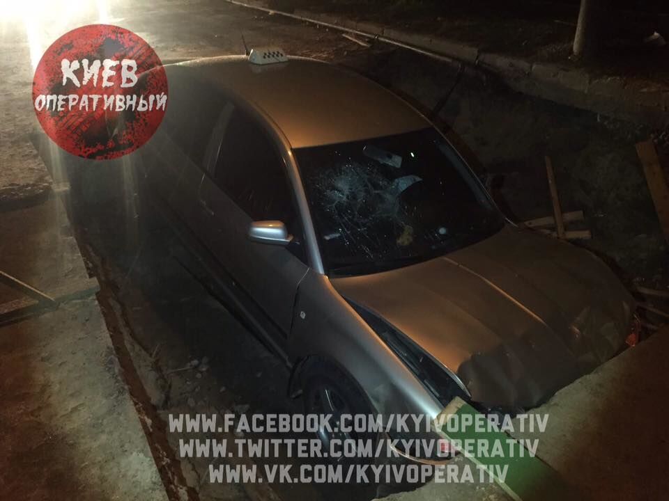 У Києві таксі на величезній швидкості влетіло в яму на дорозі: постраждала дівчина