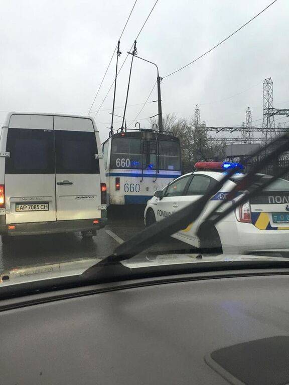 В Запорожье ДТП с внедорожниками спровоцировало пробку на Днепрогэсе