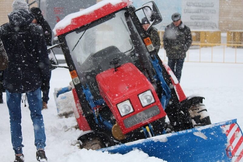 Курьез в Хмельницком: трактор провалился в яму для прыжков, пытаясь расчистить стадион от снега - фотофакт