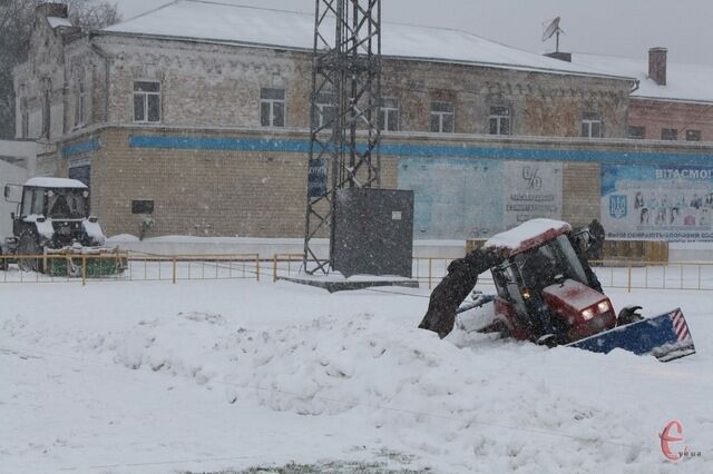 Курьез в Хмельницком: трактор провалился в яму для прыжков, пытаясь расчистить стадион от снега - фотофакт