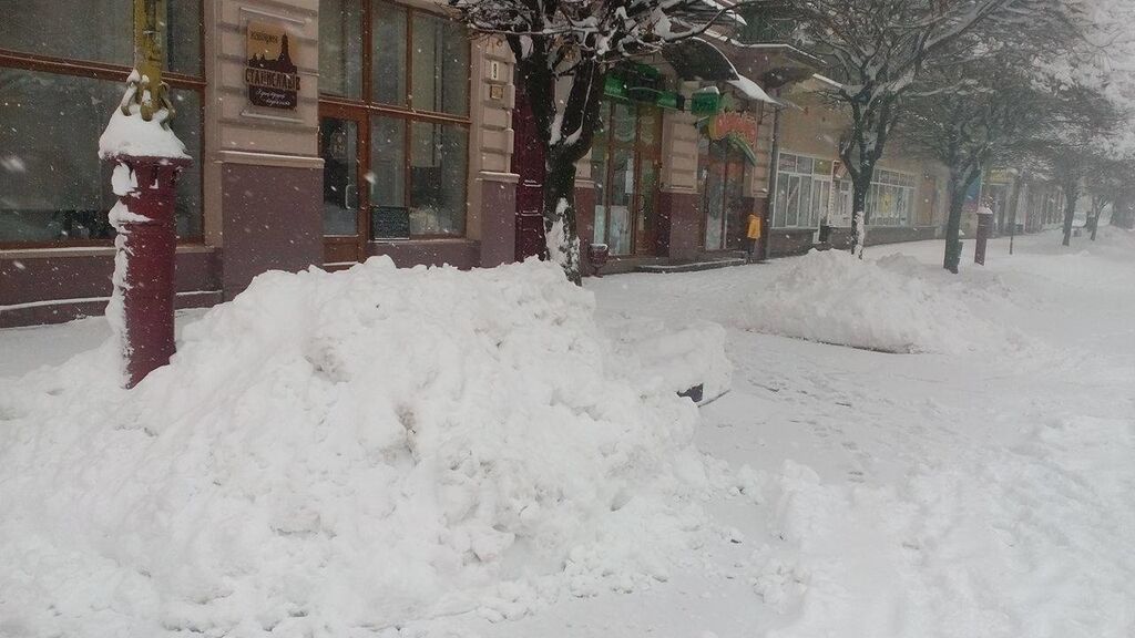 Зима в ноябре: Ивано-Франковск завалило снегом. Потрясающие фото