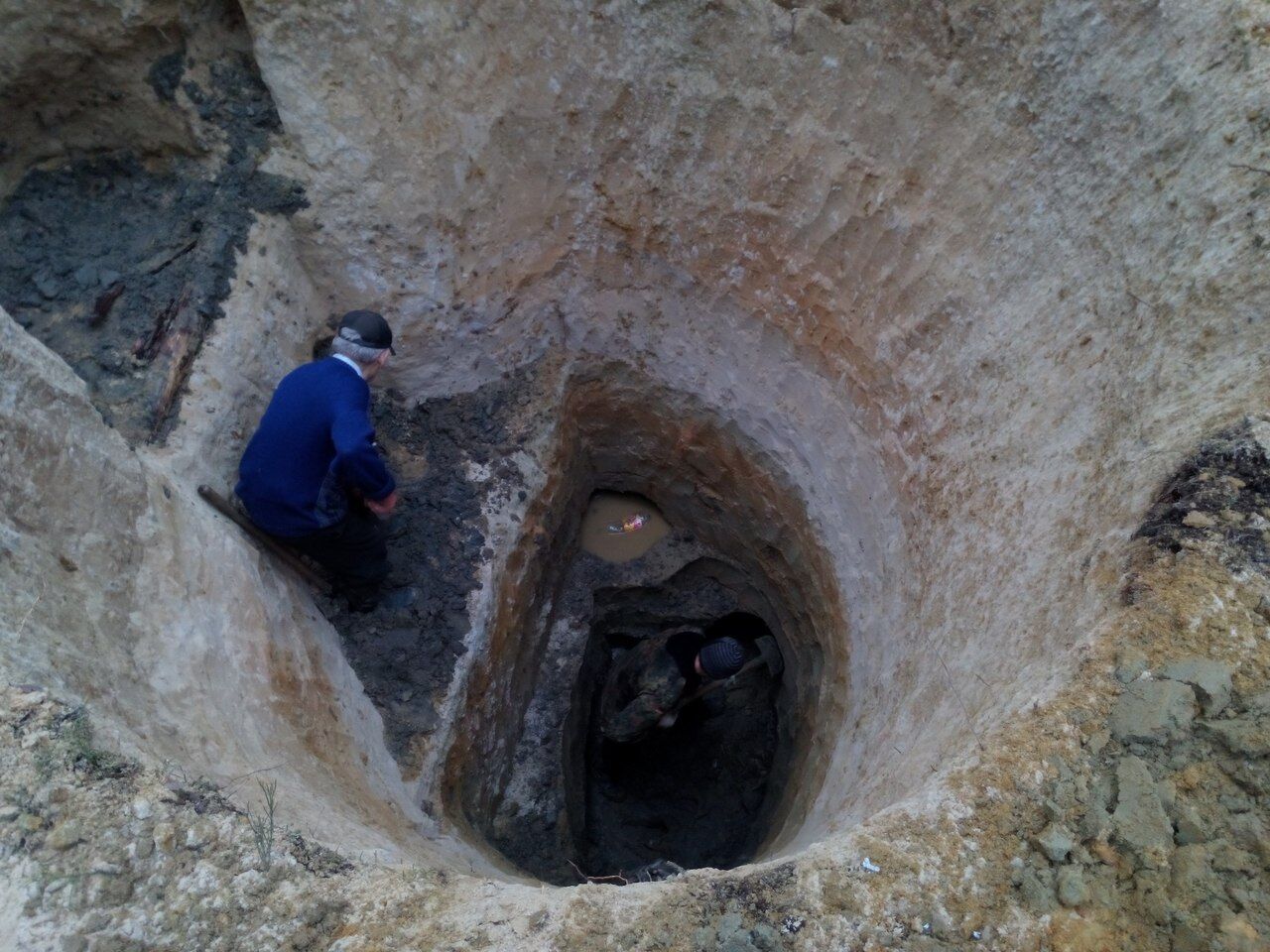 Клондайк: бурштинокопачі на Рівненщині вирили яму глибиною п'ять метрів