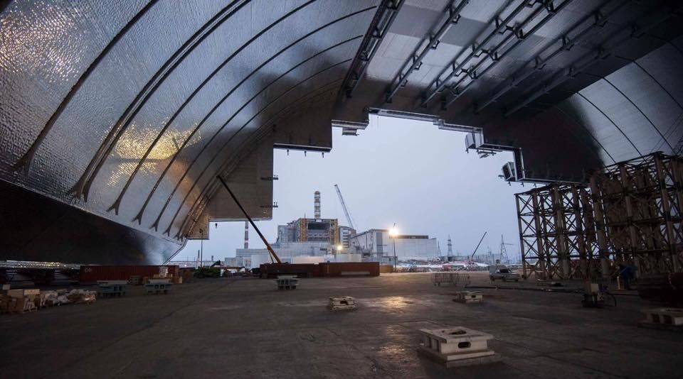 Історична подія: над чорнобильським саркофагом почали встановлювати арку