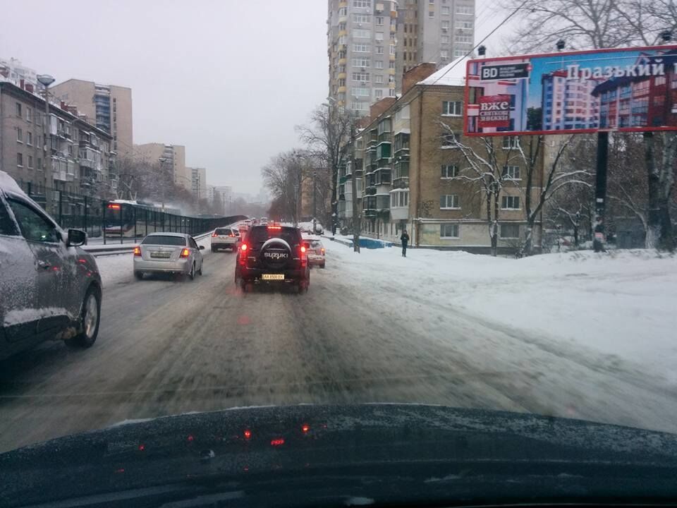 "Город не стоит, а едет": как Киев пережил сильный снегопад