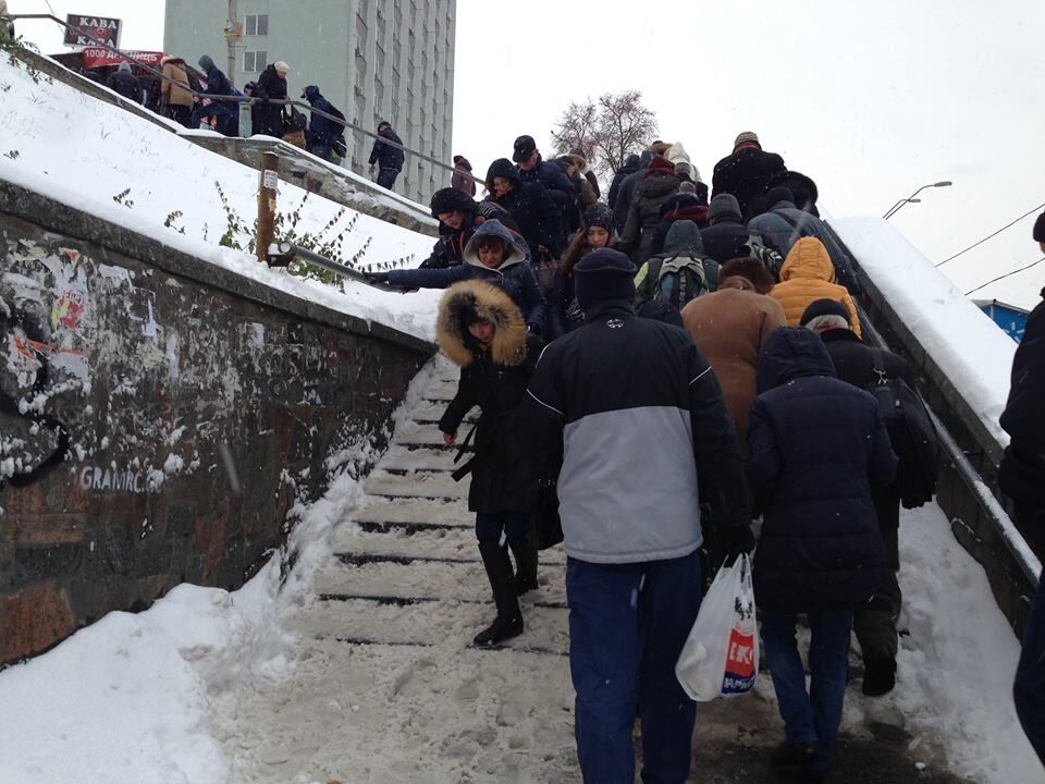 "Город не стоит, а едет": как Киев пережил сильный снегопад