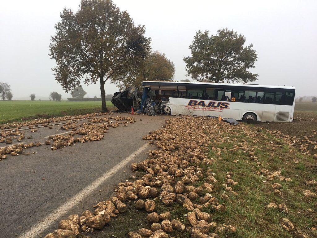 Масштабное ДТП во Франции: грузовик протаранил школьный автобус, есть жертвы