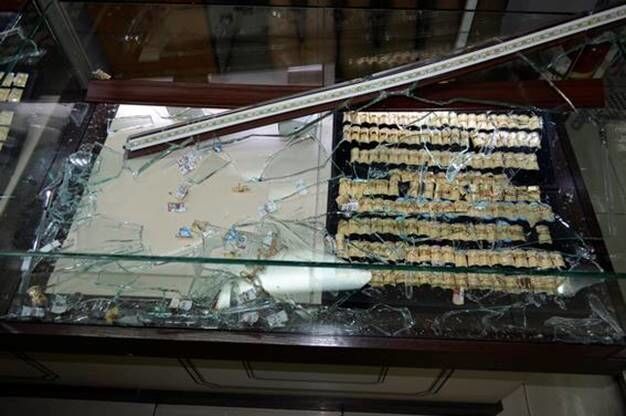 В Киеве вооруженные налетчики ограбили ювелирку в торговом центре