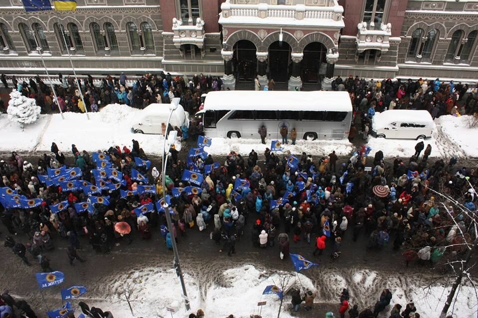 "Одного считают за пятерых": журналист показал "массовость" митинга под НБУ