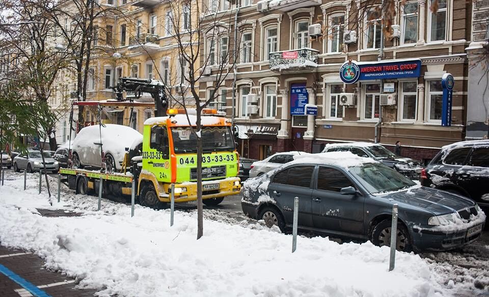 В Киеве из-за снегопада эвакуируют припаркованные на дороге автомобили 