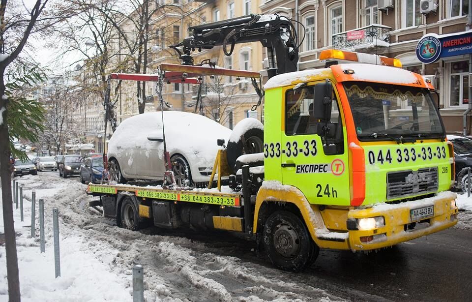 В Киеве из-за снегопада эвакуируют припаркованные на дороге автомобили 