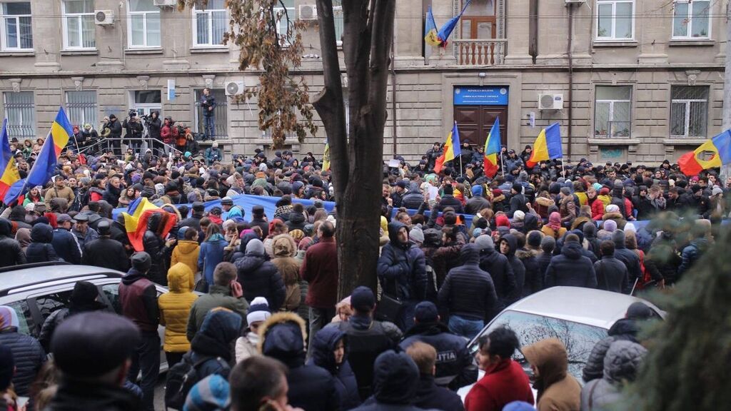 Молдова взорвалась протестами и отказалась признавать нового президента. Опубликованы фото и видео