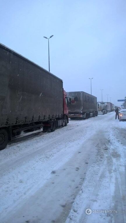 Задержки поездов и города во тьме: спасатели рассказали о последствиях снежного шторма в Украине. Опубликованы фото