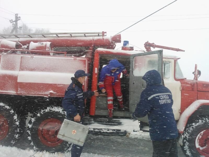 Затримки потягів і міста в темряві: рятувальники розповіли про наслідки снігового шторму в Україні