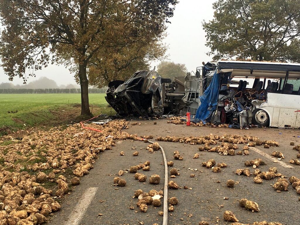 Масштабное ДТП во Франции: грузовик протаранил школьный автобус, есть жертвы