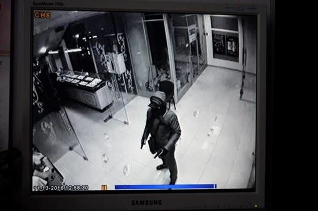 В Киеве вооруженные налетчики ограбили ювелирку в торговом центре