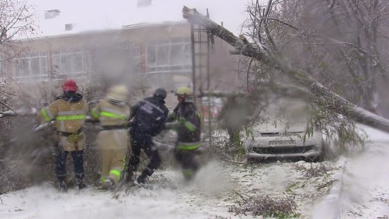 Затримки потягів і міста в темряві: рятувальники розповіли про наслідки снігового шторму в Україні