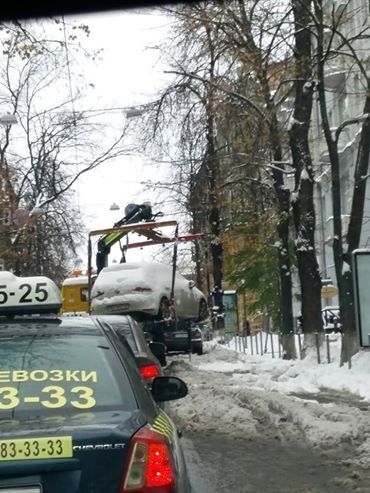 В Киеве из-за снегопада эвакуируют припаркованные на дороге автомобили 