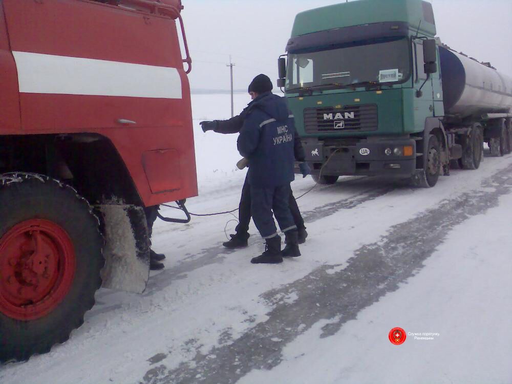 Задержки поездов и города во тьме: спасатели рассказали о последствиях снежного шторма в Украине. Опубликованы фото