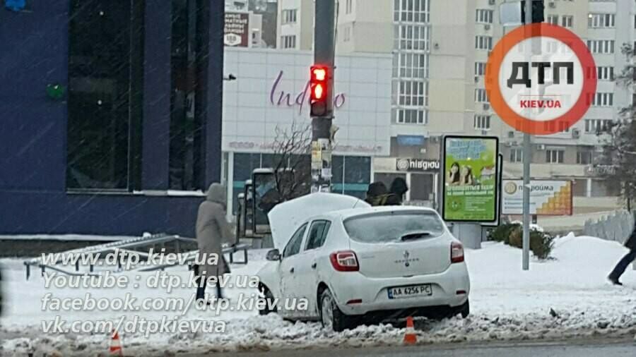 В Киеве возле кинотеатра произошло ДТП, есть пострадавшие