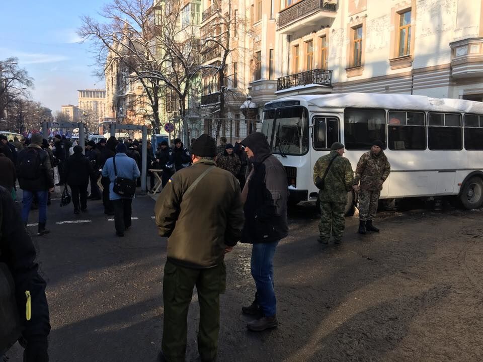 Бомжи, бабульки и странные флаги: появились новые фото протестов в Киеве