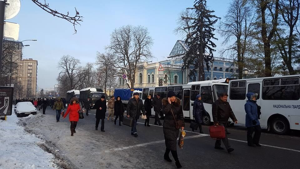 В Киеве перекрыта Институтская: людей пропускают через металлодетекторы