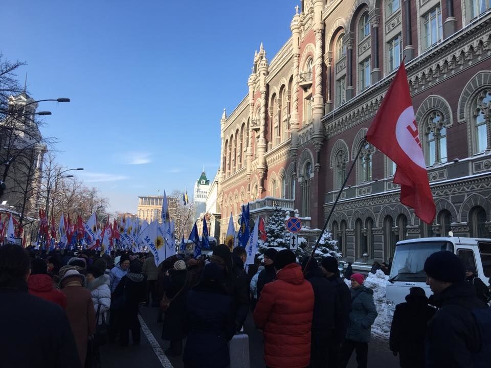 Бомжи, бабульки и странные флаги: появились новые фото протестов в Киеве