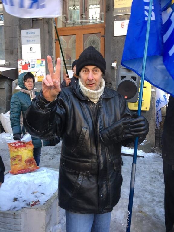 Бомжи, бабульки и странные флаги: появились новые фото протестов в Киеве