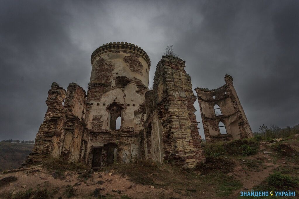 Статус – едва живой: в сети показали, как исчезает шикарный замок на Тернопольщине. Фоторепортаж