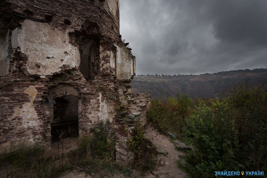 Статус – едва живой: в сети показали, как исчезает шикарный замок на Тернопольщине. Фоторепортаж