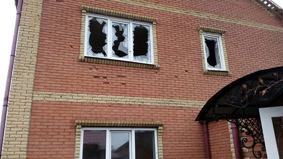Повреждены окна, крыши и стены: в сети показали последствия ночного обстрела Марьинки