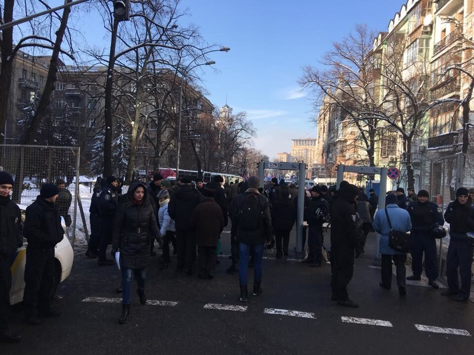 Бомжи, бабульки и странные флаги: появились новые фото протестов в Киеве