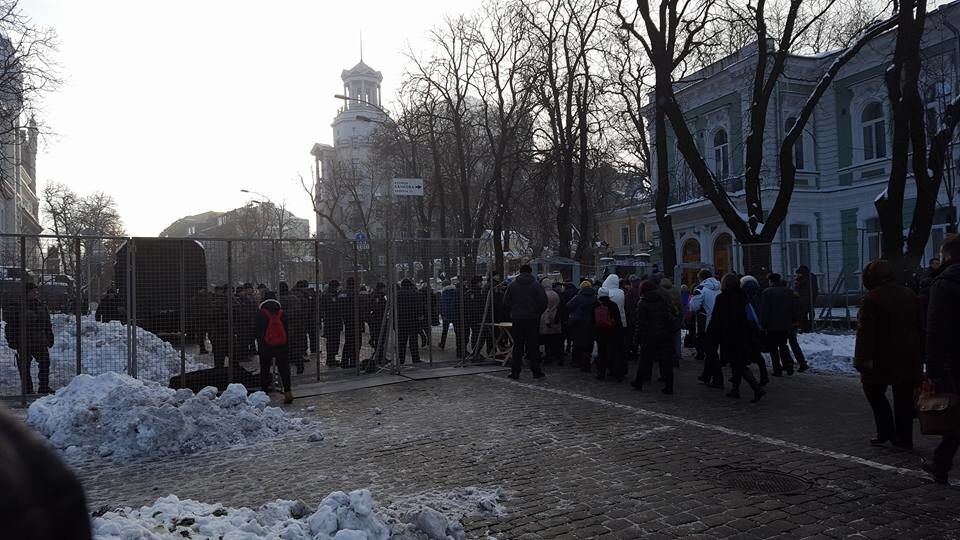 В Киеве перекрыта Институтская: людей пропускают через металлодетекторы