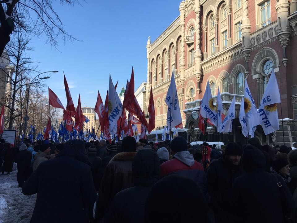 Бомжи, бабульки и странные флаги: появились новые фото протестов в Киеве