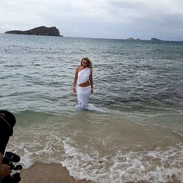 Никакого фотошопа: 39-летняя Камалия показала фигуру в купальнике