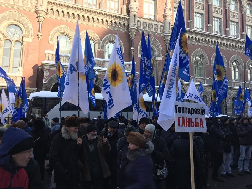 Бомжи, бабульки и странные флаги: появились новые фото протестов в Киеве