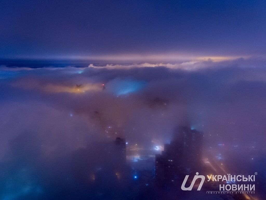 В сети показали невероятные фото ночного тумана в Киеве