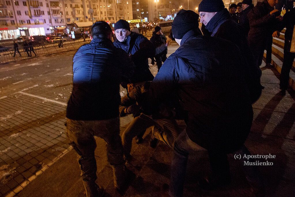 Томатный сок, яйца и задержания: появились фото потасовок возле дворца "Украина". Фоторепортаж