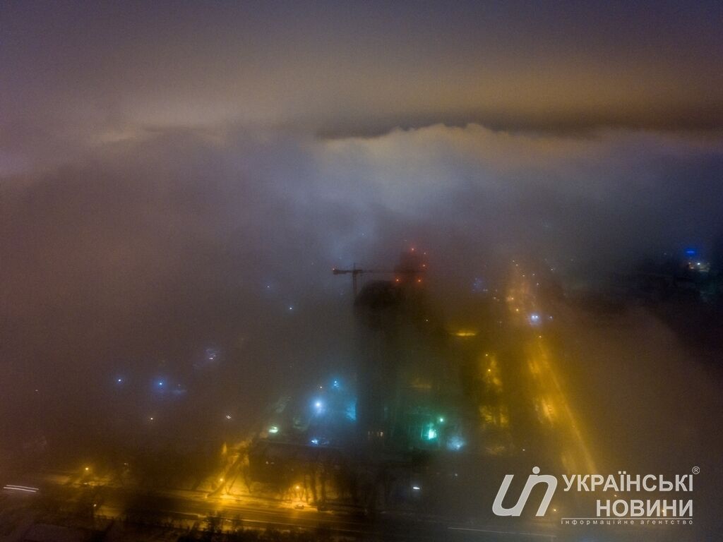 В сети показали невероятные фото ночного тумана в Киеве