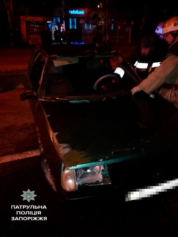 Полицейская погоня: в Запорожье пьяная компания перевернулась на авто