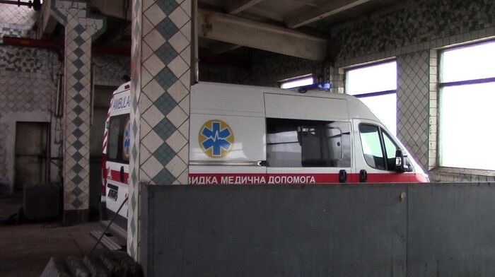 "Заникали" подарунок Порошенка: на Донбасі СБУ знайшла 4 "швидкі" в покинутому цеху