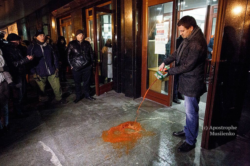 Томатный сок, яйца и задержания: появились фото потасовок возле дворца "Украина". Фоторепортаж