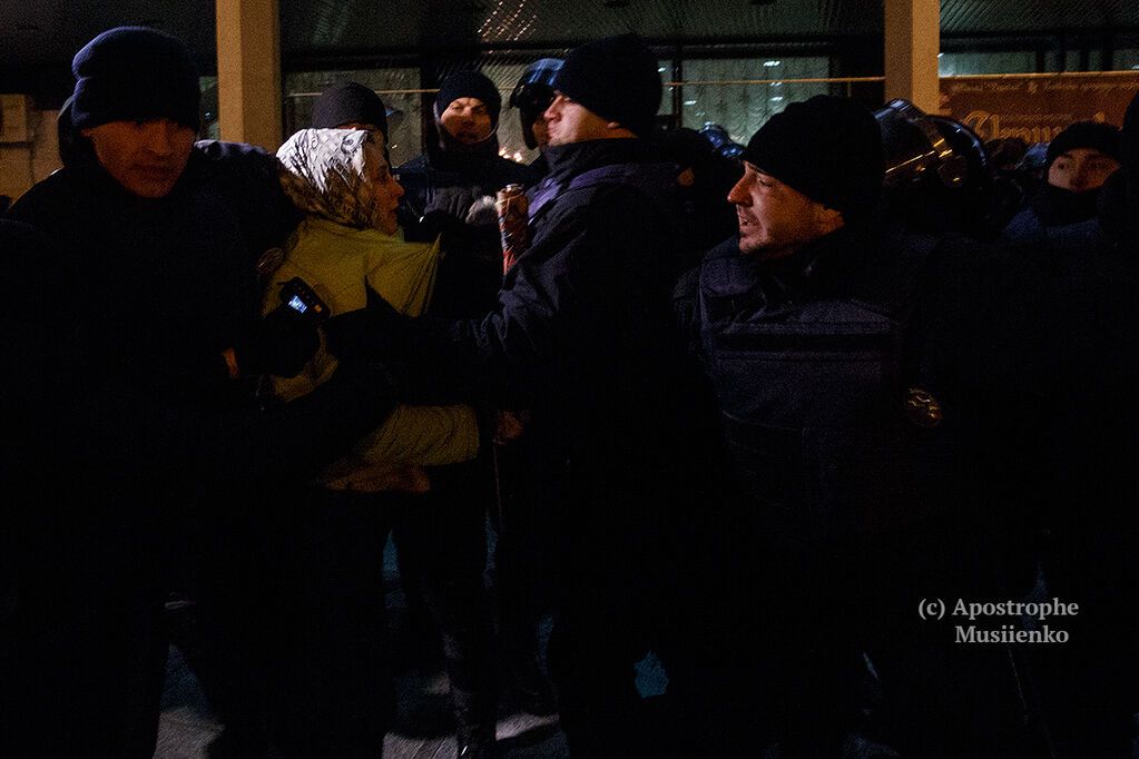 Томатный сок, яйца и задержания: появились фото потасовок возле дворца "Украина". Фоторепортаж