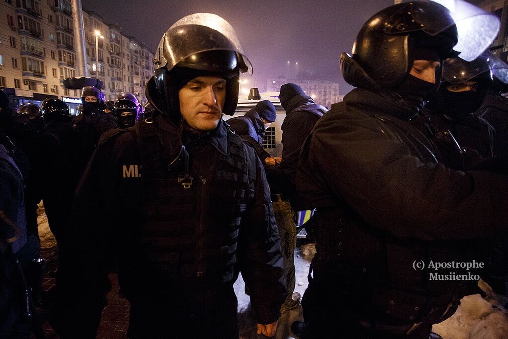 Томатный сок, яйца и задержания: появились фото потасовок возле дворца "Украина". Фоторепортаж